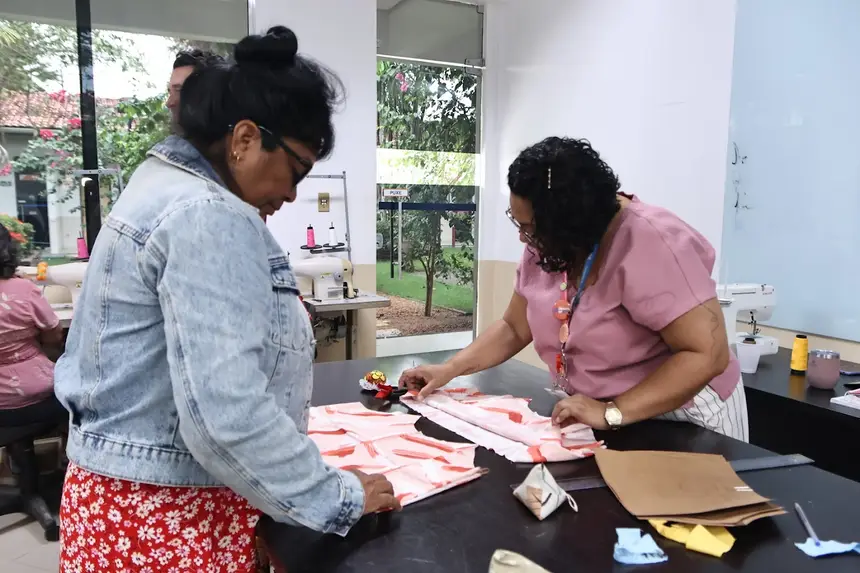 Cada detalhe é importante nos primeiros dias de aula para aprende costurar 
