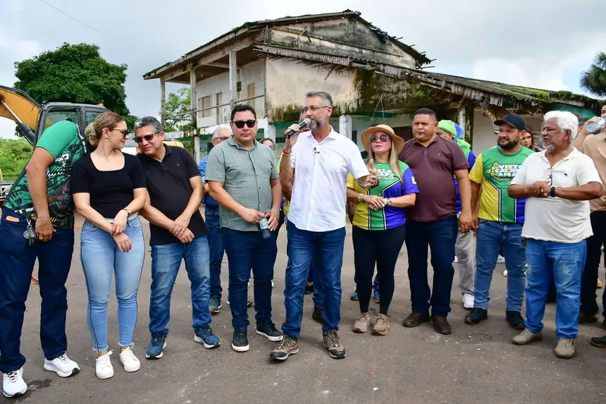 Clécio Luís e lideranças celebram o início das obras na orla de Calçoene.