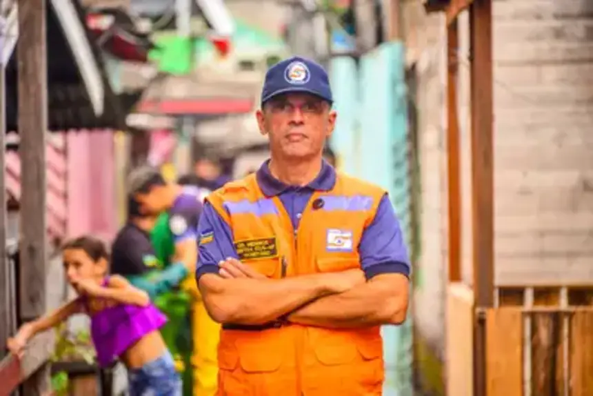 As equipes permanecem em monitoramento contínuo, 24 horas por dia, identificando novos pontos de inundação e adotando medidas preventivas, ressalta o Secretário de Estado da Defesa Civil, coronel Frederico Medeiros.