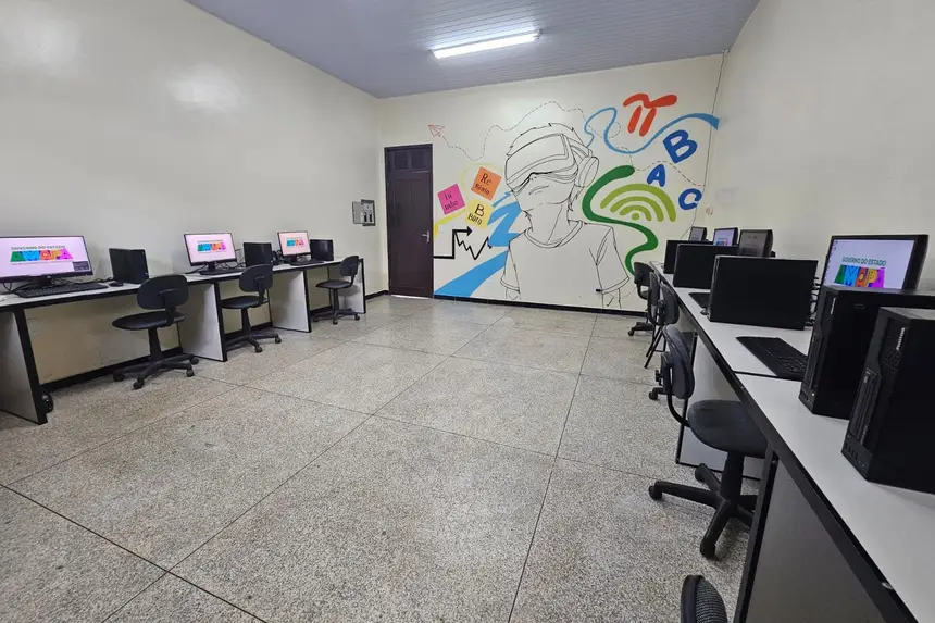 A escola conta com um novo laboratório de informática 