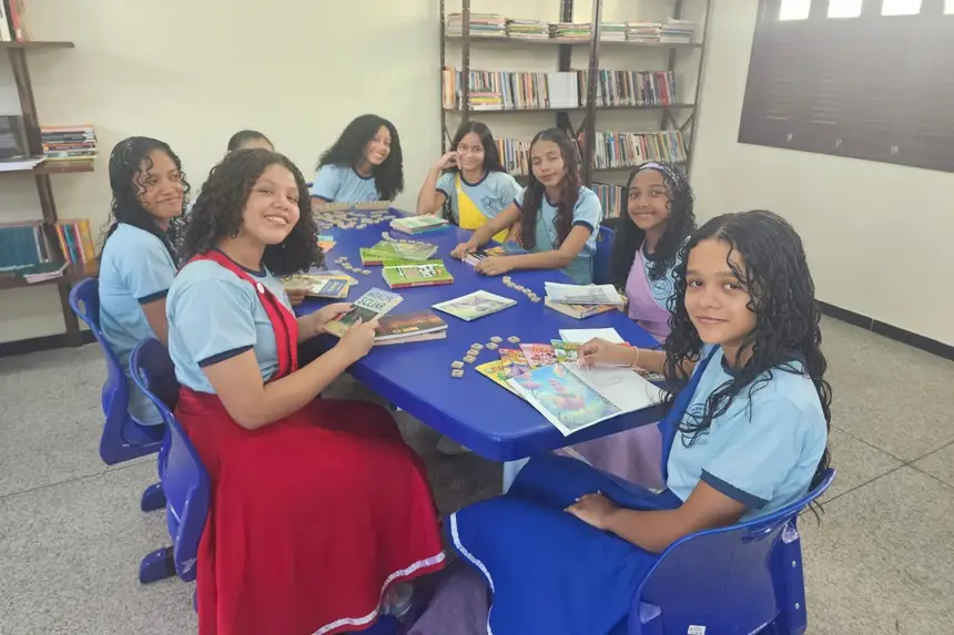 Alunos estão satisfeitos e felizes com o resultado da reconstrução ds unidade escolar 