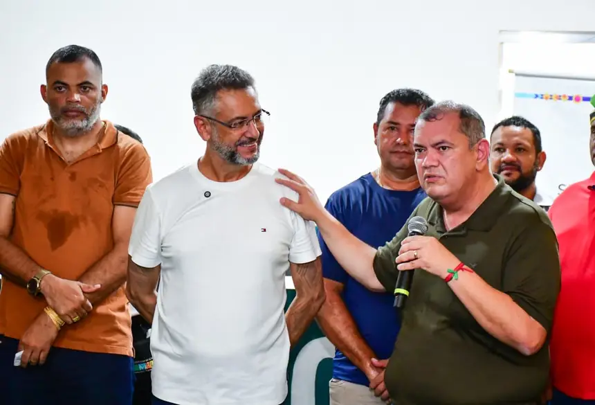 Governador Clécio Luís, foi cumprimentado pelo deputado Júnior Favacho, em função da entrega do licenciamento. 