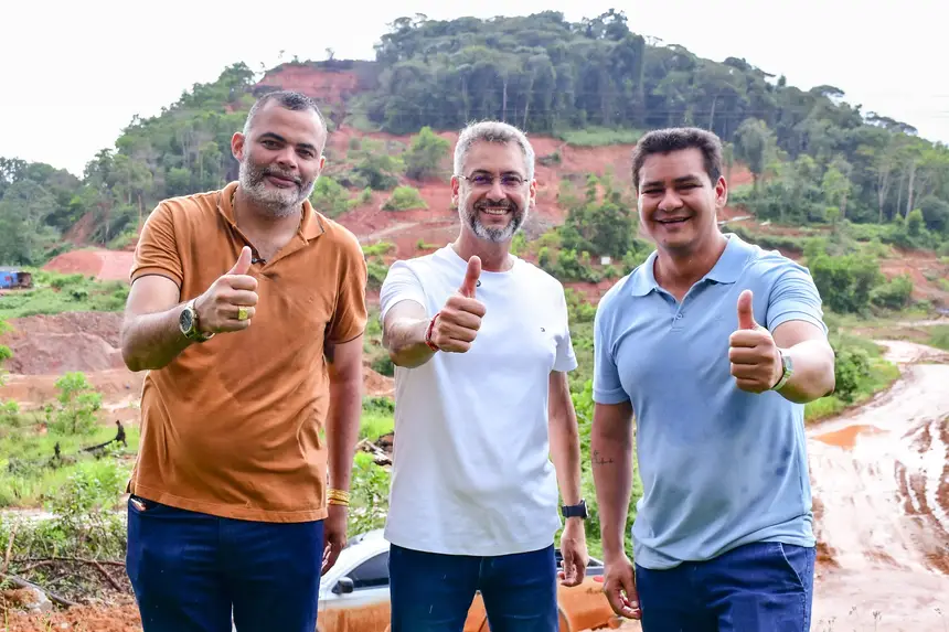 Governador Clécio Luís, ladeado pelo vereador Wesley da Silva e do vice, Teles Júnior.