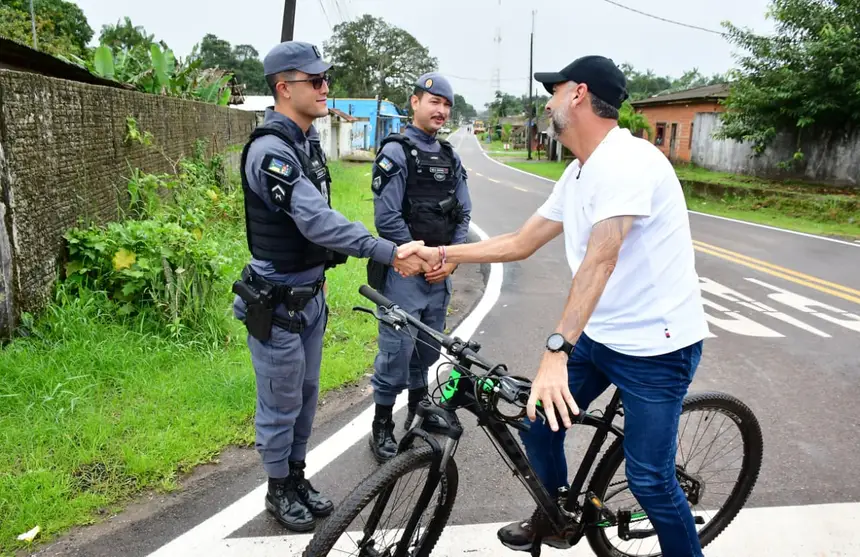 Governador foi recepcionado por forças de segurança no município. 