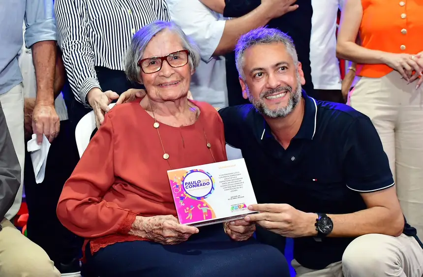 Governador Clécio Luís entrega placa de homenagem à viúva de Paulo Conrado, dona Júlia Conrado, durante a reinauguração do ginásio.