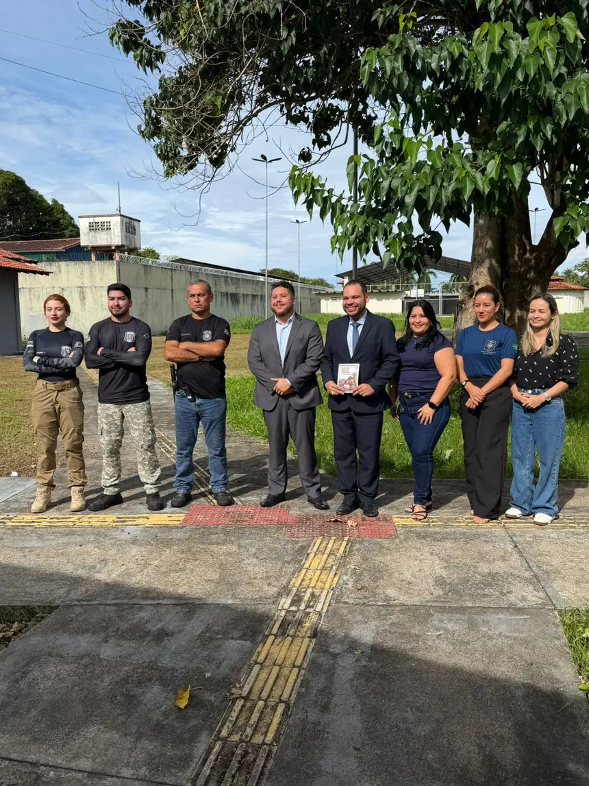 Equipe de apoio do Cesein e o Juís Galliano Cei do TRE Amapá