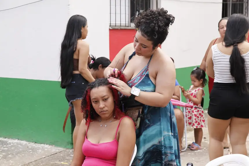 Tranceira embeleza os cabelos das pessoas comunidade