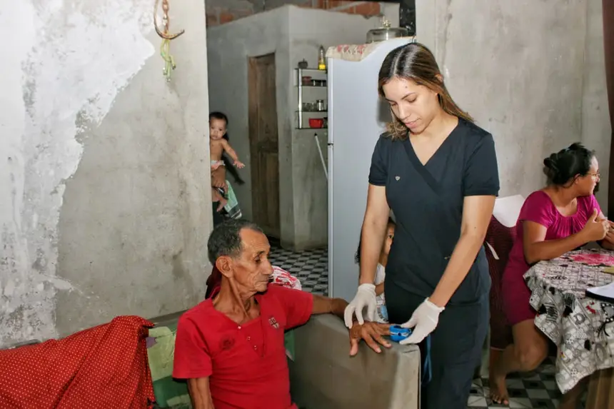 Enfermeira Camila Dias afere a pressão e avalia as condições do paciente 