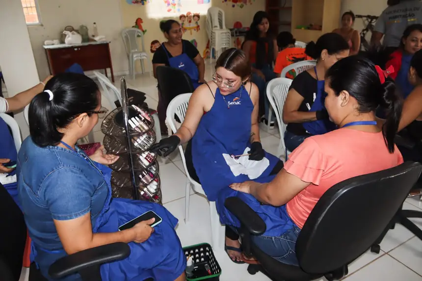 As participantes aprendem e ao mesmo tempo, trocam experiências praticando 