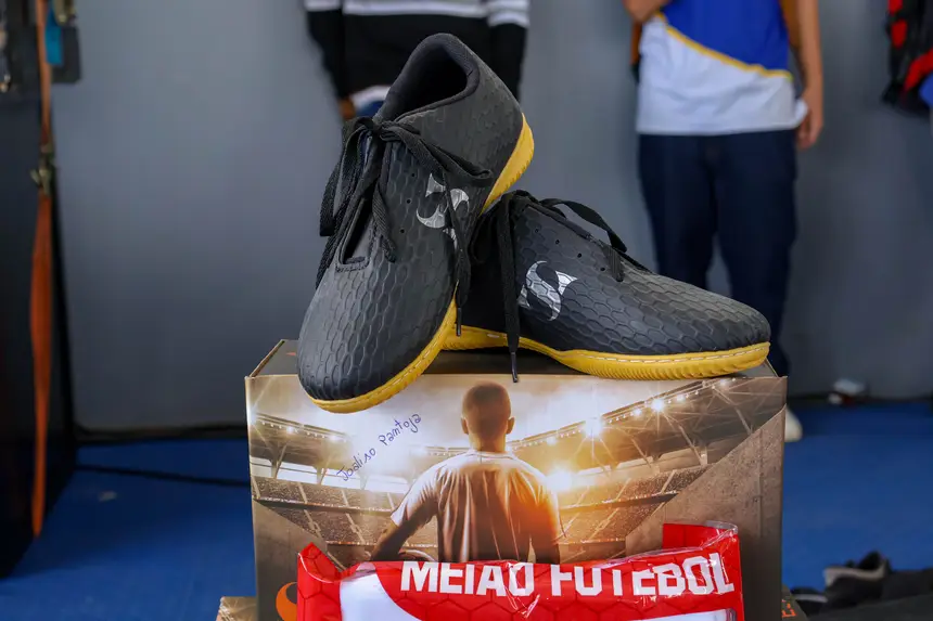 Também foram entregues kits esportivos com chuteiras e meias