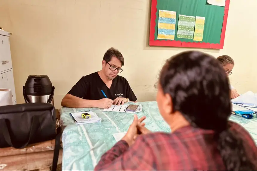 Nos primeiros quatro dias de programação, já foram realizados mais de 580 atendimentos, entre consultas médicas, consultas de enfermagem,  triagens, acolhimento e dispensação de medicamentos.