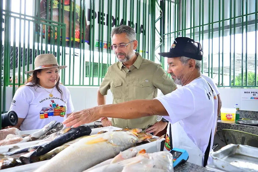 Governador Clécio Luís, esteve ao lado da secretária da SDR, Beatriz Barros, visitando os boxes da comercialização de peixes.