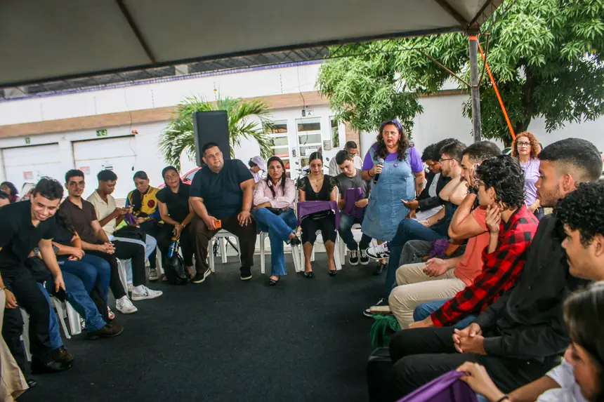 Estudantes participam de roda de conversas com a representante da Tenda Lilás, Kênia Figueiredo