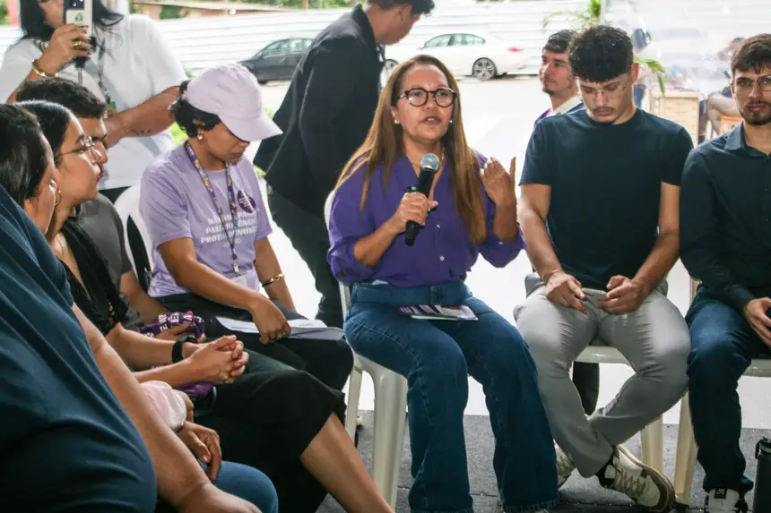 Secretária da SEPM, Simone Palheta, falou aos estudantes das estratégias de enfrentamento a violência 