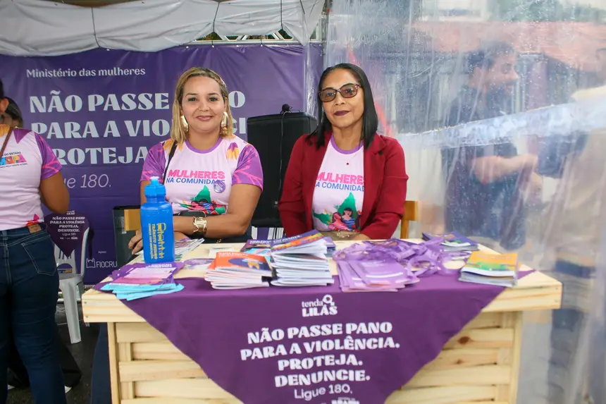 Colaboradoras do evento responsáveis pela tenda com produtos educativos 