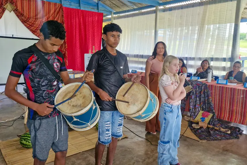 A estudante cantou marabaixo com o grupo da comunidade