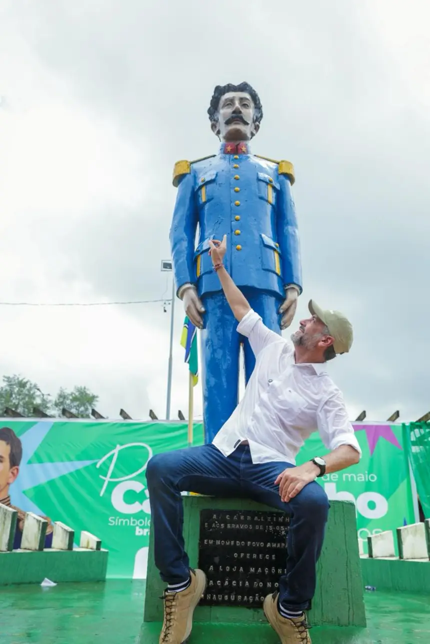 Governador Clécio em frente a histórica estátua de Cabralzinho no município de Amapá