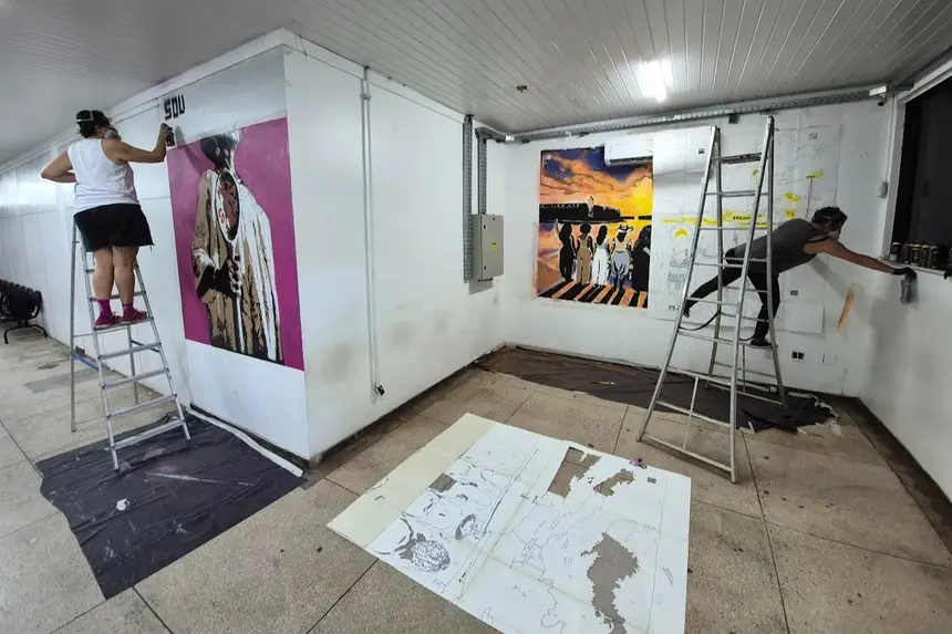 Grafiteiras transformaram a entrada principal do Super Fácil centro em Mural Memorial de lutas 