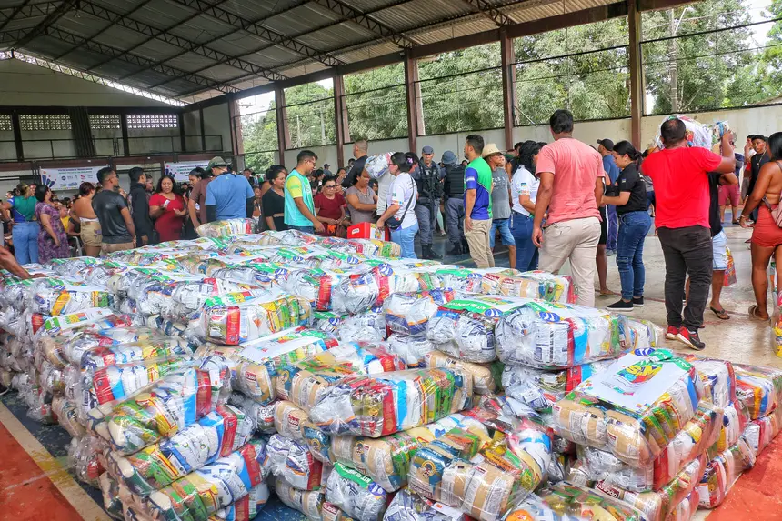Cestas alimentícias distribuídas para a comunidade durante mega ação do programa Mais Sorriso.
