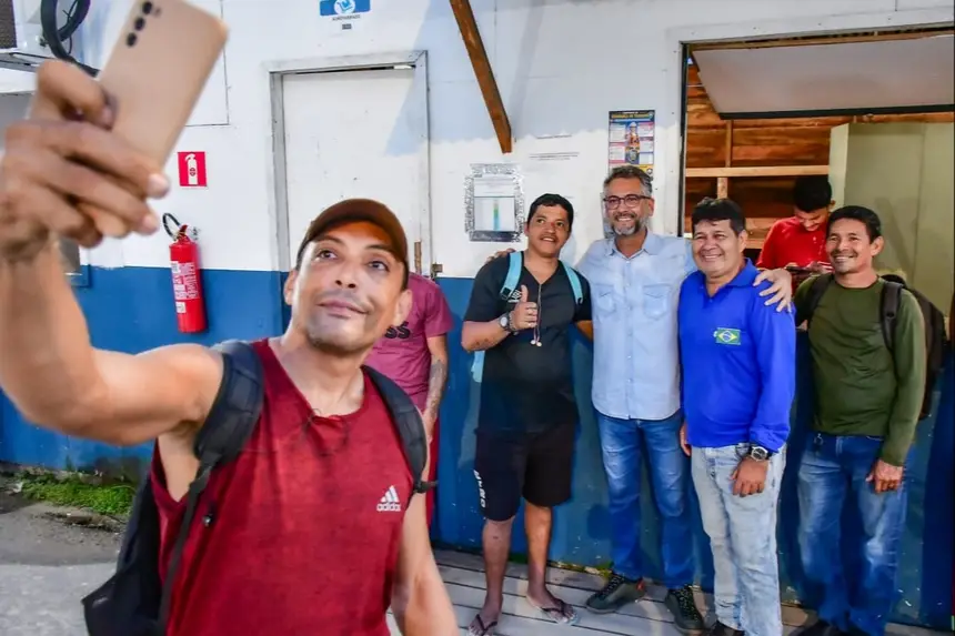 overnador Clécio Luís em registro de selfie com trabalhadores que atuam na reforma do Teatro
