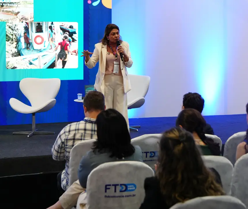 Sandra Casimiro durante palestra 
