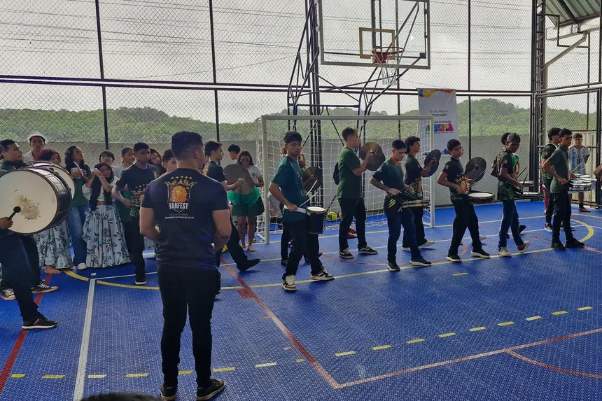 A banda de percussão Fanfest se apresentou
