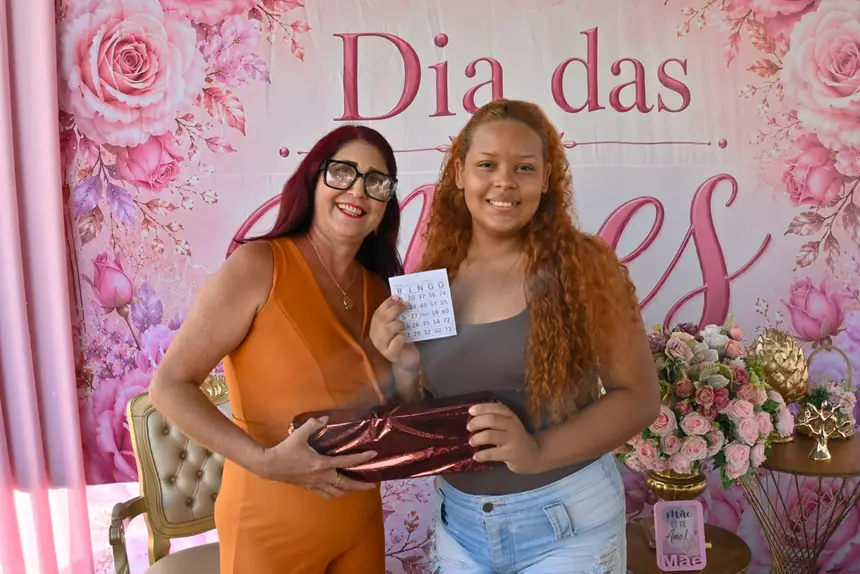 Ganhadora do prancha de alisar cabelos, Izabele Azevedo