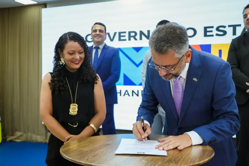 O governador Clécio Luís assina o decreto de nomeação dos novos servidores da segurança
