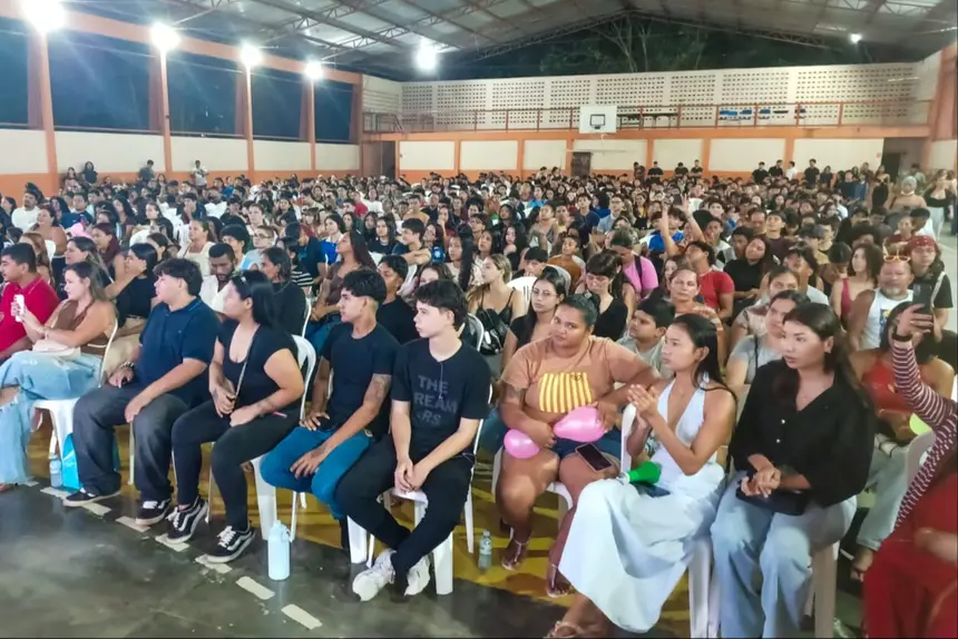 Beneficiários e responsáveis durante a aula inaugural na quadra da Escola Alexandre Vaz Tavares 