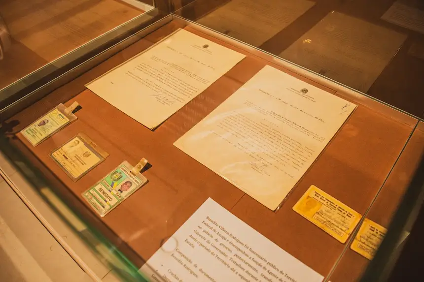 Documentos históricos, crachás oficiais e registros de ex-servidores compõem o acervo técnico em exposição no Parque Residência.