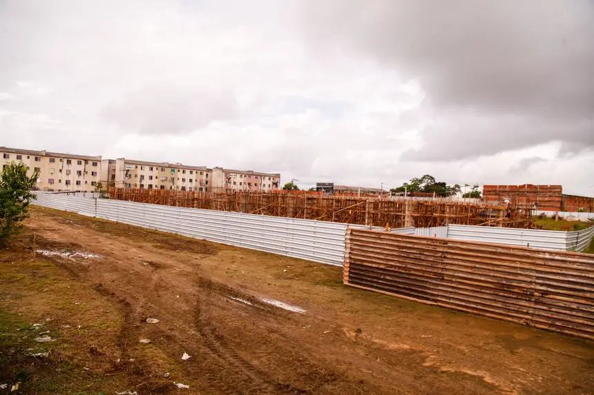 Canteiro de obras da escola e centro conviver 