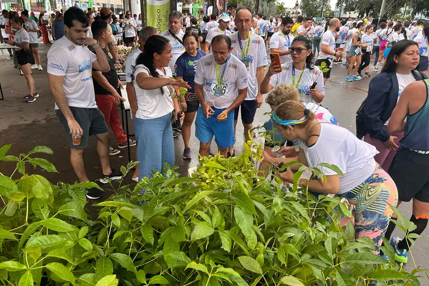 Participantes da 1a. Corrida do Meio Ambiente distribui mudas para os participantes 