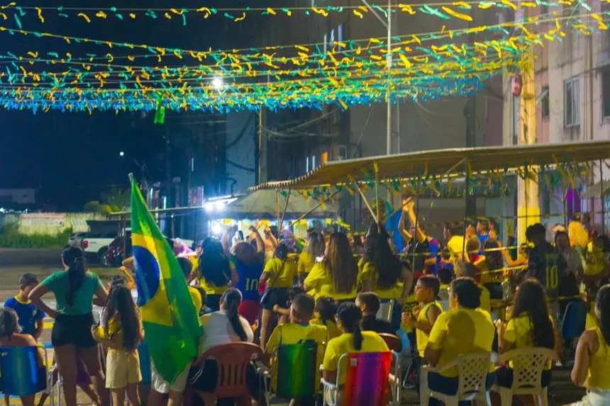Moradores dos habitacionais São José e Açucena unem-se na torcida da Copa do Mundo em transmissão feita pelo Governo do Amapá