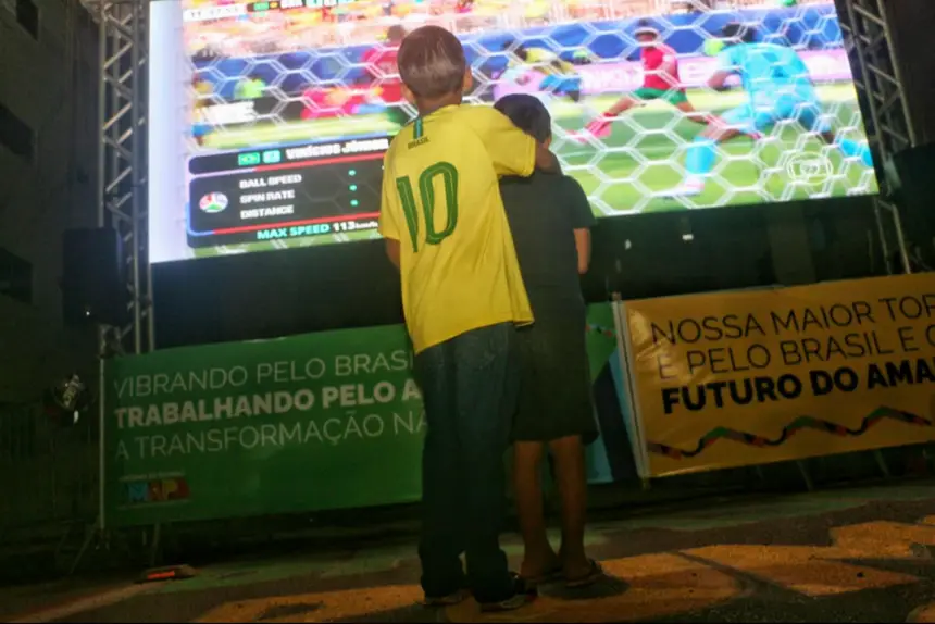 Entre abraços, esperança e emoção, a paixão pelo futebol começa cedo e une gerações na torcida pelo hexa