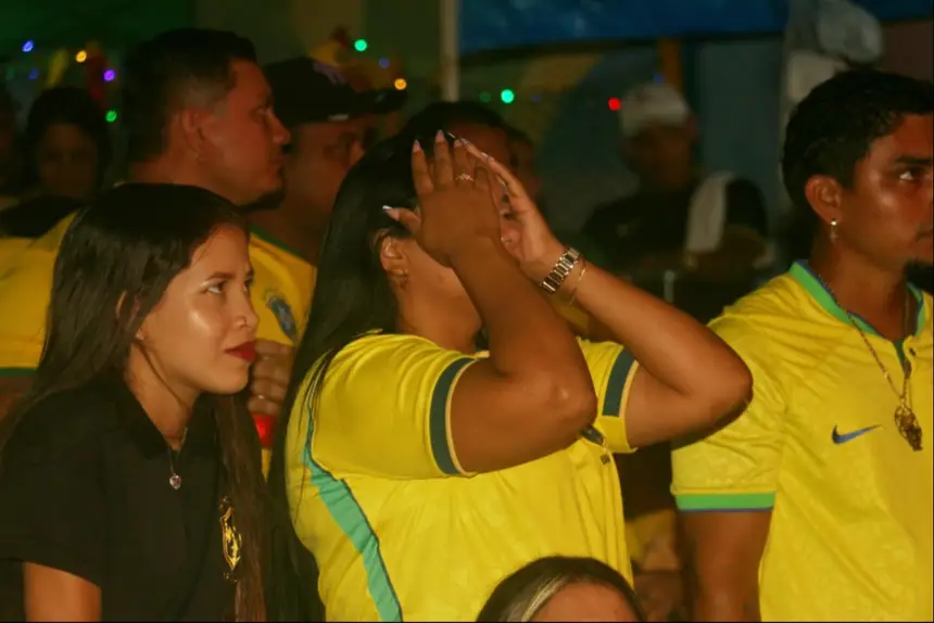 O desespero, torcedora leva mãos à cabeça no primeiro gol do Marrocos