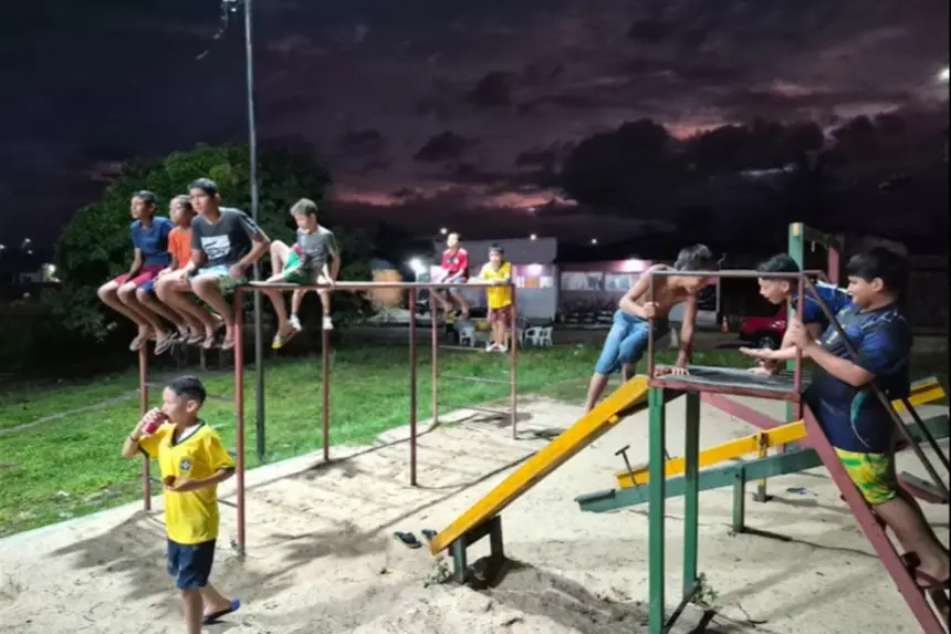 Crianças aproveitam o momento. 