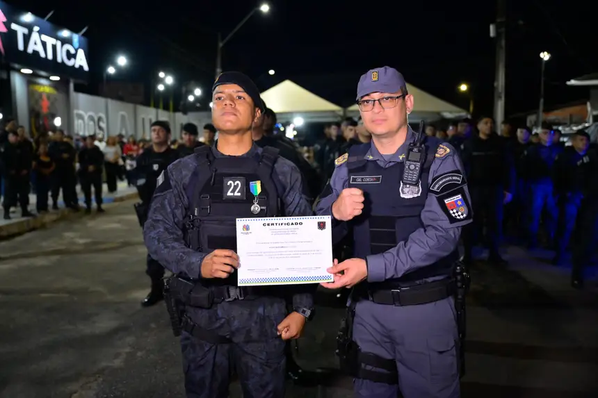 SD Felipe Nascimento, primeiro colocado do curso, recebe medalha de mérito do comandante-geral da PM em exercício, Coronel Costa