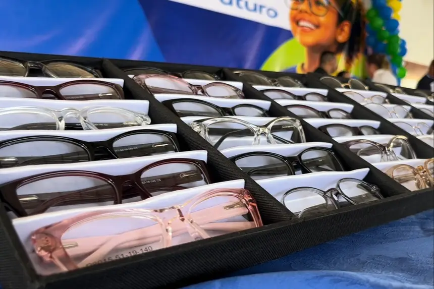 Programa Olhar do Futuro realiza doação de óculos de grau para moradores de Laranjal do Jari