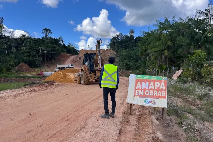 Obra de pavimentação asfáltica da Rodovia AP-160 atua com terraplanagem e drenagem