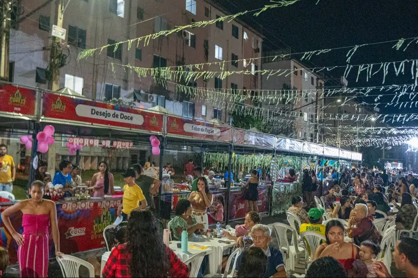 as barracas de comidas típicas é administrada pelos próprios moradores  