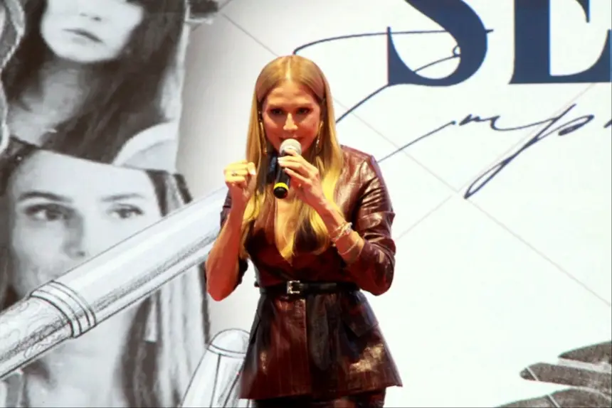 Atriz empresária, Deborah Secco abriu o ciclo de palestras e encantou o público presente