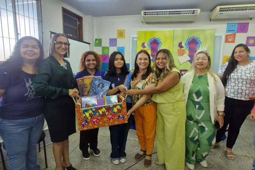 Escola Estadual Augusto dos Anjos recebe Cesta Literária durante programação