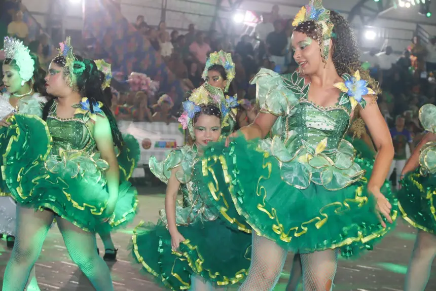 Crianças e adolescentes da quadrilha amigos na roça encantaram o público na abertura do Arraiá do Povo 2026.