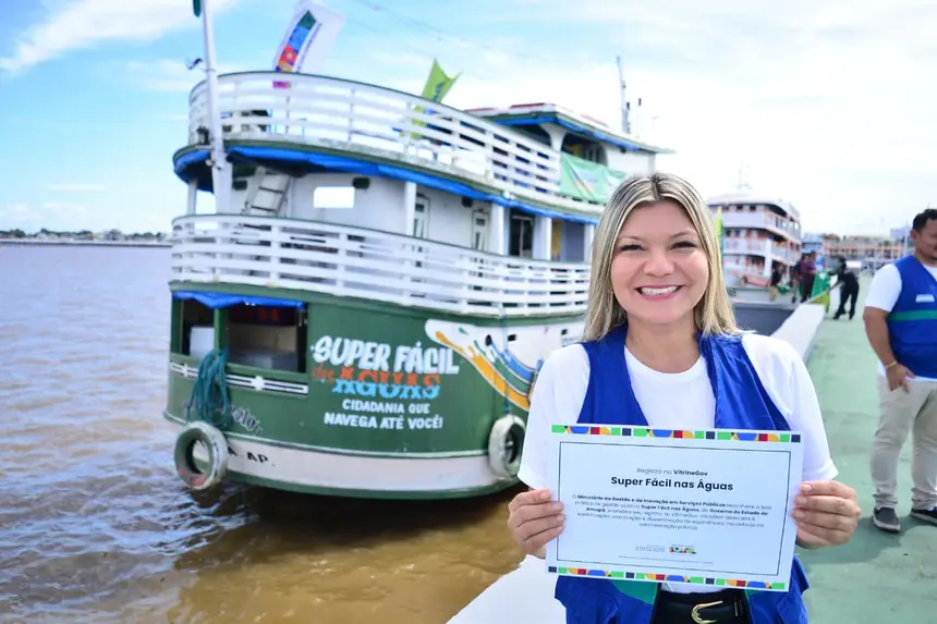 Diretora-adjunta Ariele Martins se emocionou ao receber o certificado 