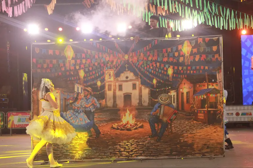 Tradição e fantasia: Personagem Alice ganha traços matutos e lidera a evolução da Juventude Brasileira no Arraiá do Povo 2026.
