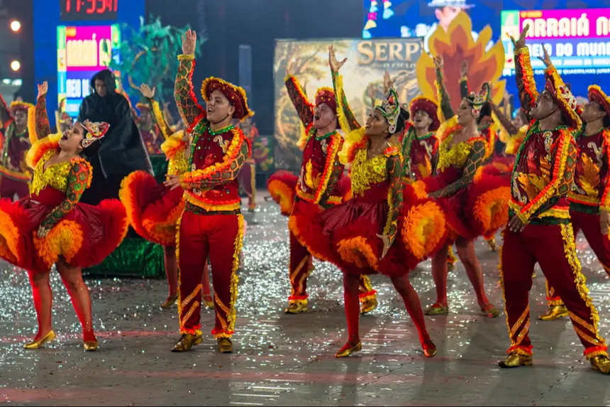 Animados o grupo folclórico encantou com a magia do São João 
