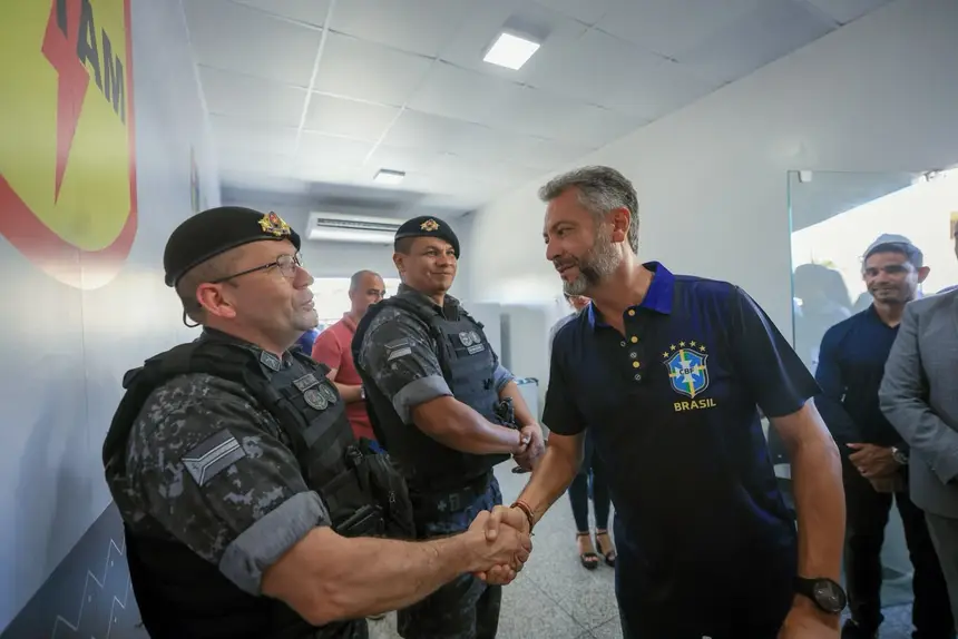 O governador Clécio Luís conversa com equipes técnicas durante vistoria às obras da nova sede da Rotam, em Macapá