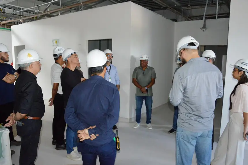 Equipes da Seinf e técnicos da empresa responsável pela obra