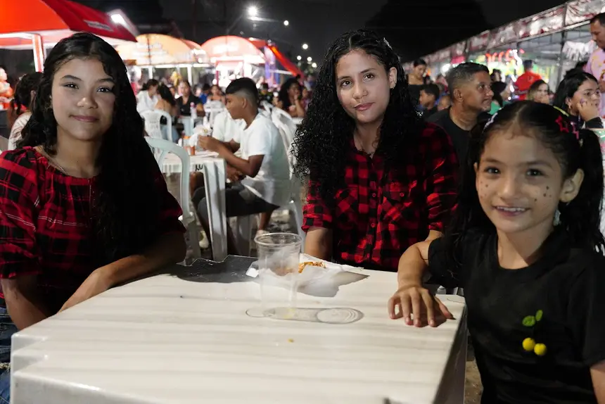 Famílias locais prestigiam o evento junino realizado pela Sehab e Icef