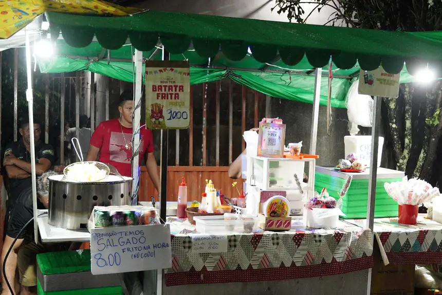 Barraca Dayane Doce, seu Sergio Souza, venda bebidas e outros produtos